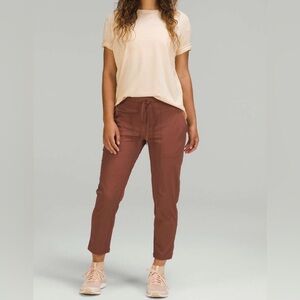 #441 Lululemon Dance Studio Mid-Rise Crop 25"
Ancient Copper Sz 10